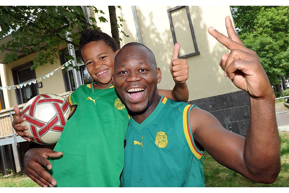 Mbiena Junior und sein Sohn Tristan teilen ihre Leidenschaft für Fußball.   Archivfoto: wita/Paul Müller