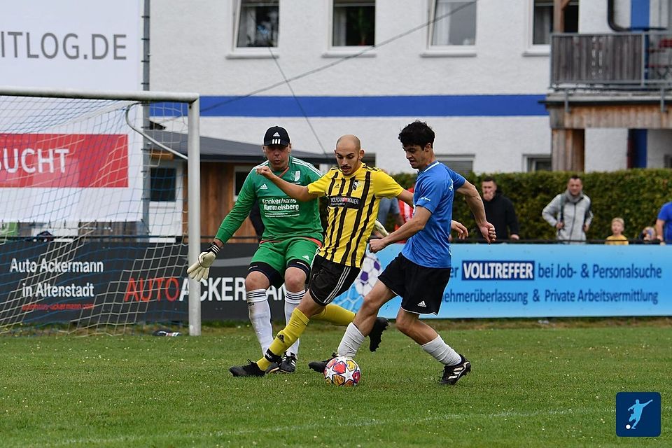 Derbystimmung herrscht am Sonntag in Altenstadt/WN, wenn der gastgebende Tabellenzweite (in Blau-Schwarz) auf den Nachbarn aus der Kreisstadt, die DJK Neustadt (in Gelb-Schwarz), prallt.