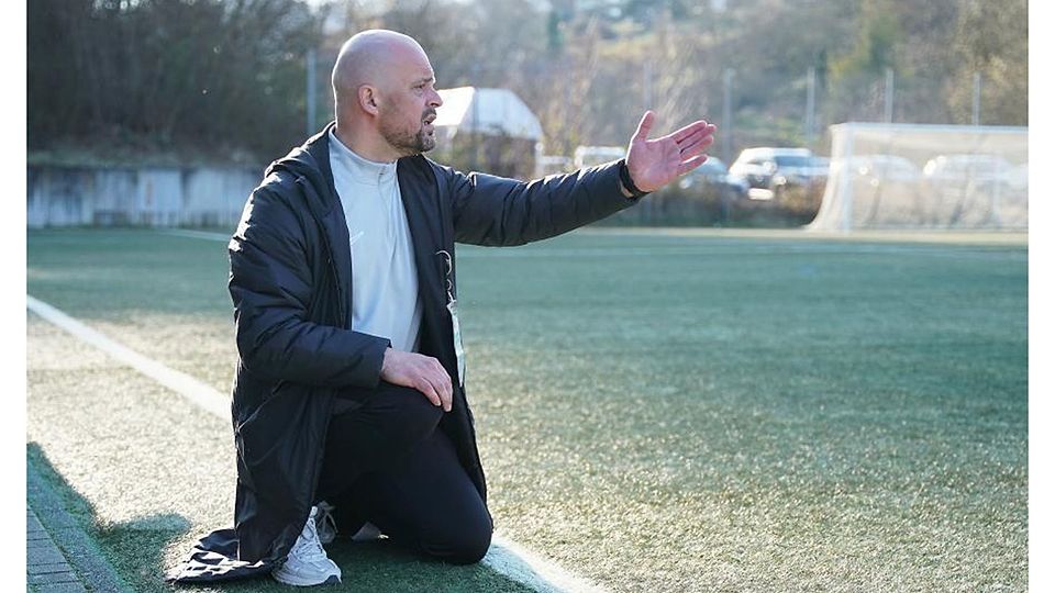 Dirigent: Trainer Adis Ahmetovic hat mit dem TSV Altheim noch einiges vor in der Fußball-Gruppenliga. 	Archivfoto: Herbert Krämer