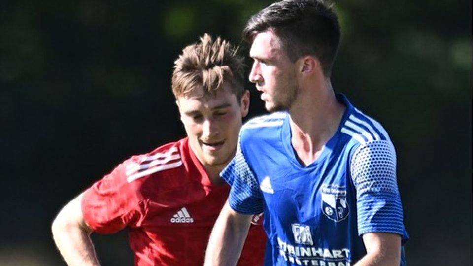 Franz Xaver Meisner vom SV Au-Wittnau setzt Michael Derr (SG Ihringen-Wasenweiler) hinterher. 