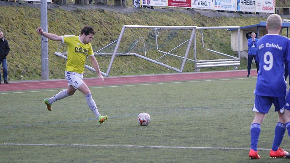 Carsten Afflerbach (links) ist bei den Sportfreunden aus Birkelbach der Mann für die Standards. Hier zielte er im Spiel gegen Eslohe knapp vorbei. In Assinghausen netzte der Co-Trainer der Wittgensteiner per Freistoß jedoch zur frühen Führung ein. Doch es sollte das einzige Tor des Tabellenletzten bleiben – gegen die Sauerländer stand am Ende eine weitere Auswärtspleite zu Buche. ﻿