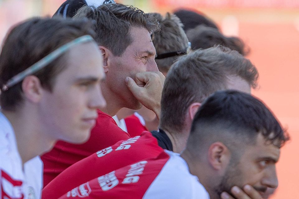 Staunen auf der Bank über die desolate Vorstellung: Trainer Sebastian Stangl und die Ersatzspieler trauten ihren Augen nicht, wie uninspiriert die Gilchinger Fußballer sich über den Rasen bewegten.
