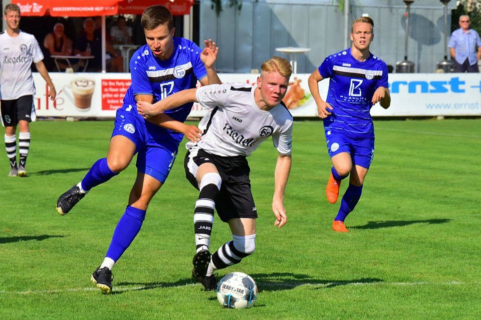 Niklas Bub (in weiß) vom   FC Teningen. 