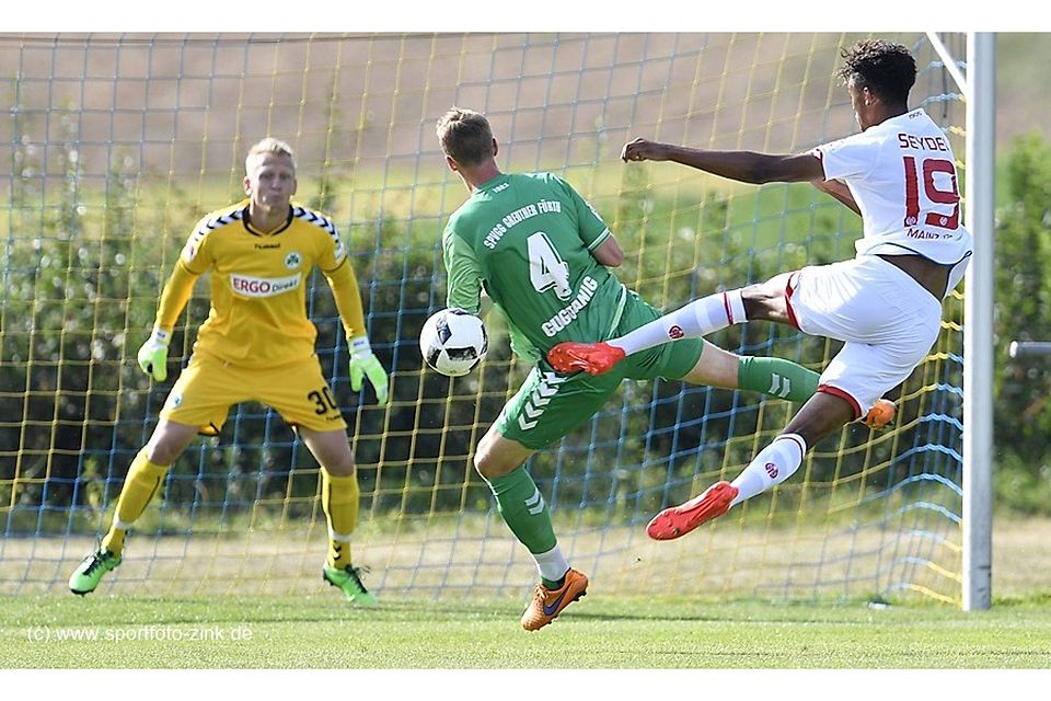 Mainz 05 (rechts) schafft ein 1:1 gegen Fürth. F: Zink
