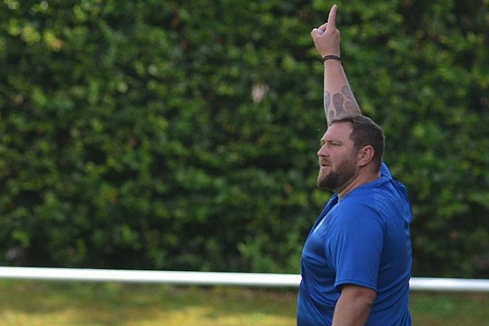 SC Olching Trainer Martin Buch beim Dirigieren seiner Mannschaft an der Seitenlinie.