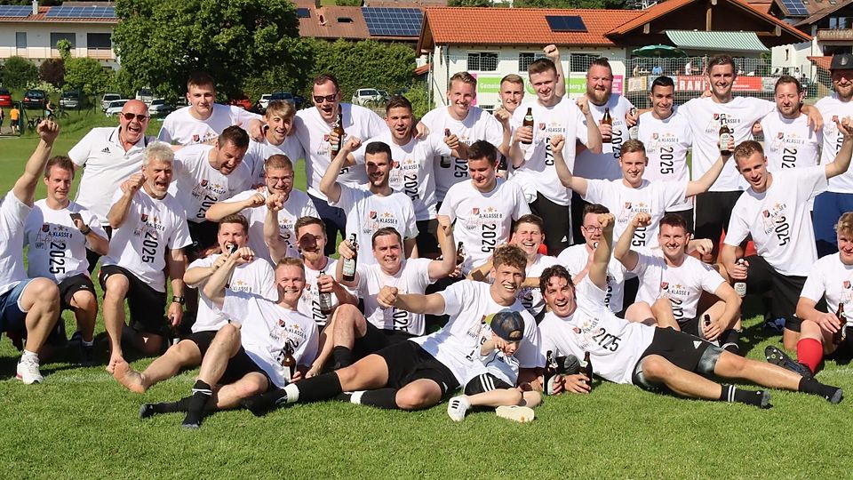Fußball Saison 2024/25 A-Klasse TSV Hohenpeißenberg feiert seinen Meistertitel am 31. Mai 2025
