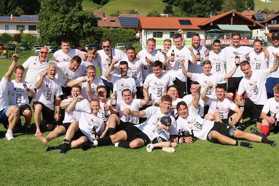 Fußball Saison 2024/25 A-Klasse TSV Hohenpeißenberg feiert seinen Meistertitel am 31. Mai 2025