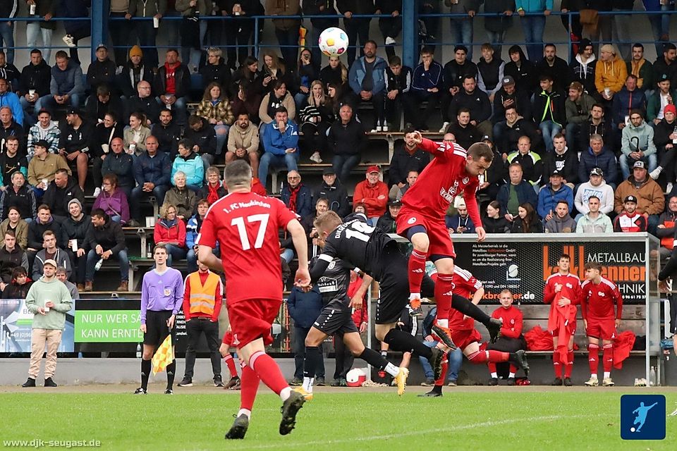 Ein Heimsieg gegen Primus DJK Ensdorf würde den 1. FC Neukirchen (in Rot) bis auf drei Punkte an seinen Gast heranbringen.