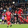 Ein Heimsieg gegen Primus DJK Ensdorf würde den 1. FC Neukirchen (in Rot) bis auf drei Punkte an seinen Gast heranbringen.