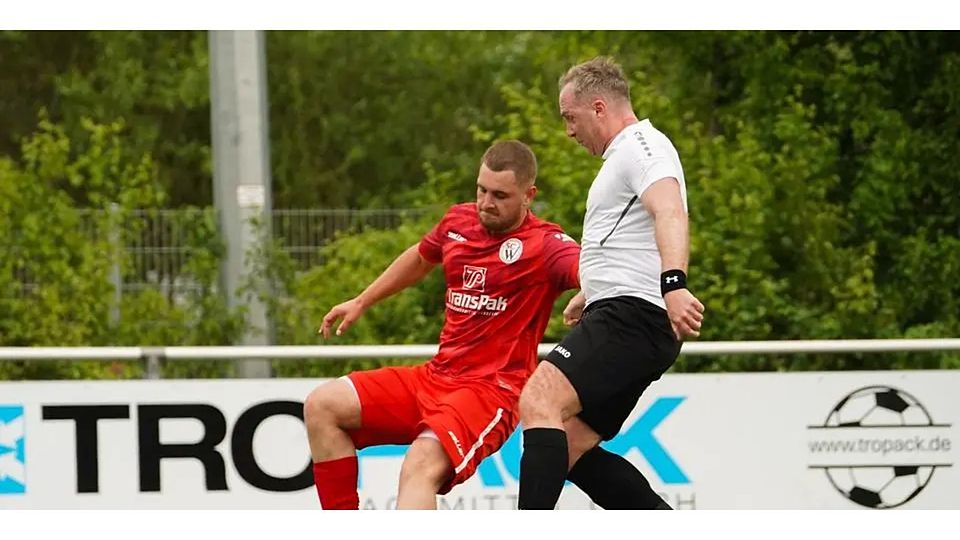 Bohdan Pestiienko (l.) vom SC Waldgirmes III trifft in der Fußball-B-Liga Wetzlar gleich doppelt gegen den FC Burgsolms III. (Archivfoto) © Isabel Althof