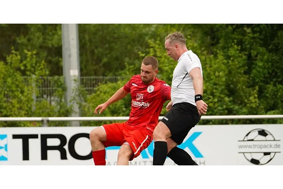 Bohdan Pestiienko (l.) vom SC Waldgirmes III trifft in der Fußball-B-Liga Wetzlar gleich doppelt gegen den FC Burgsolms III. (Archivfoto) © Isabel Althof
