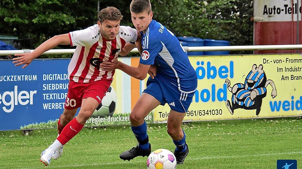 Bleibt Ligaprimus SV Altenstadt/VOH (in Blau) auch am Weidener Flutkanal ungeschlagen?