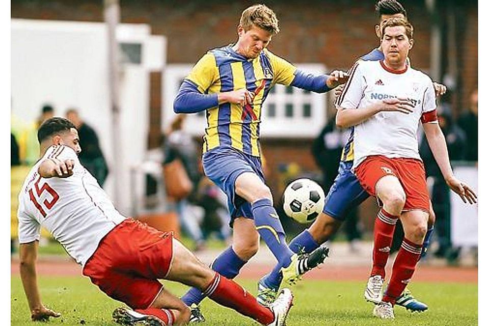 War dem zweitplatzierten Heidmühler FC (rot-weiße Trikots) immer einen Schritt voraus:  Der Tabellenführer  Atlas Delmenhorst siegte   mit 3:0. Volkhard Patten