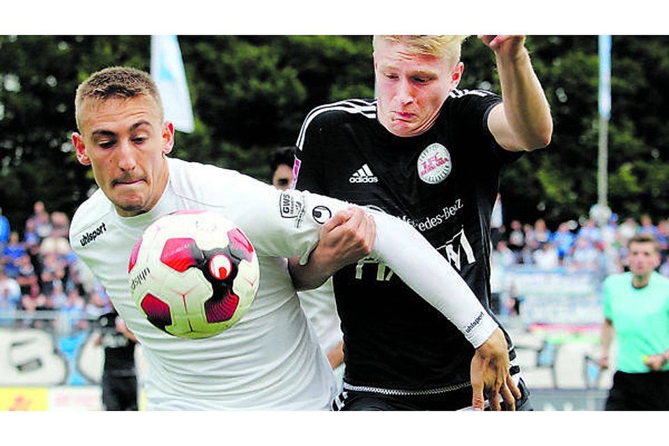 Abgeblockt: Frederik Lach (links) beim 3:0-Erfolg vor vier Wochen gegen Egestorf-Langreders Piet Meyer