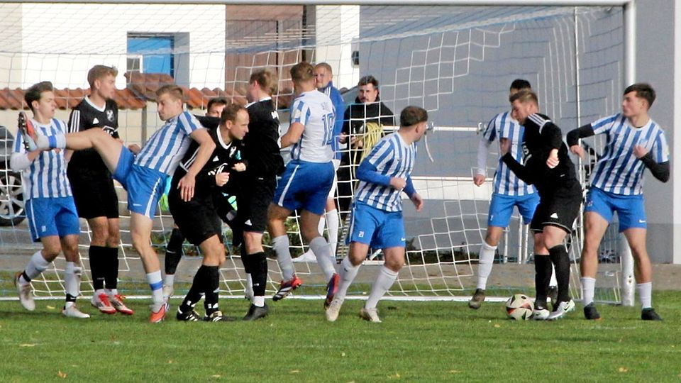 In einem umkämpften Spiel konnte sich weder Spitzenreiter Alerheim (in Schwarz), noch Verfolger Donaumünster entscheidend durchsetzen. 
