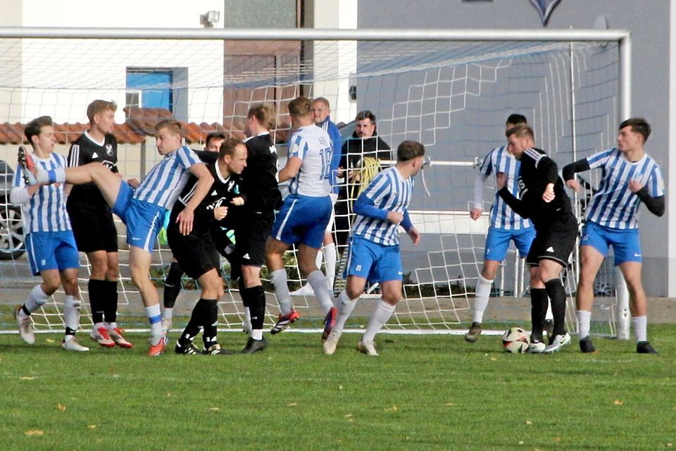 In einem umkämpften Spiel konnte sich weder Spitzenreiter Alerheim (in Schwarz), noch Verfolger Donaumünster entscheidend durchsetzen. 