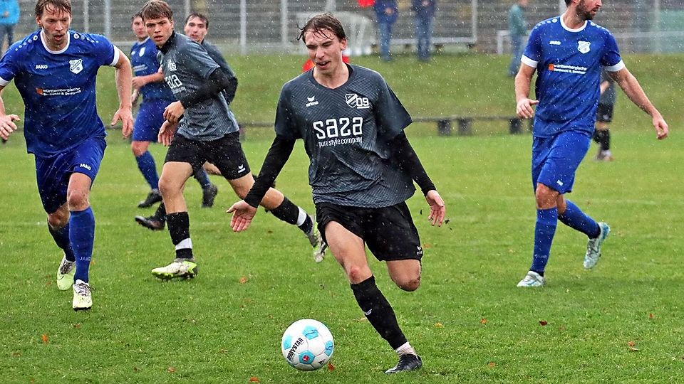 Seine Saisontreffer zehn und elf für die SG Starnberg/Söcking erzielt Vincent Nitsch (am Ball) gegen den FSV Höhenrain.