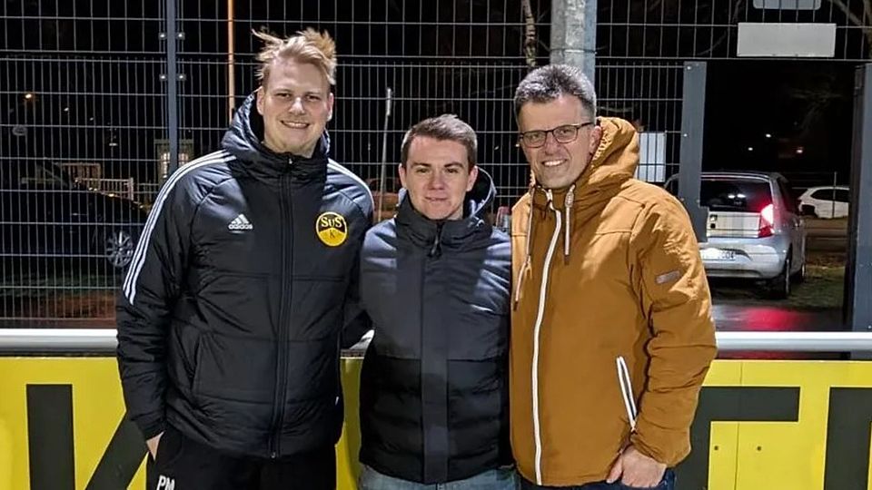 Co-Trainer Paul Mantei (links) und der Vorsitzende Eckart Stender (rechts) mit Florian Bartel.