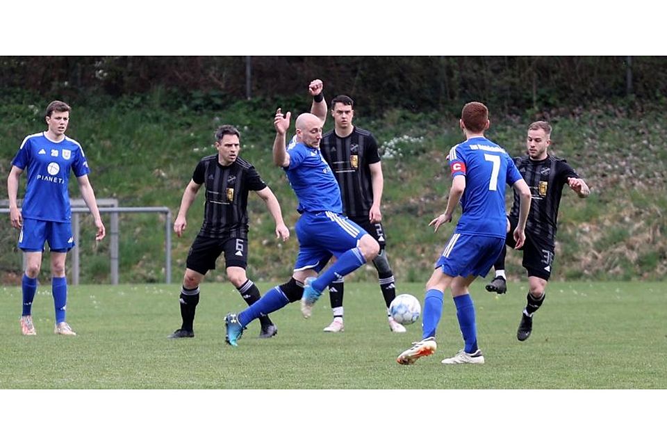 Waldböckelheims Geburtstagskind Simon Schmidt (blaues Trikot) ist hier vor dem Weinsheimer Luca Redschlag am Ball.	Foto: Luge