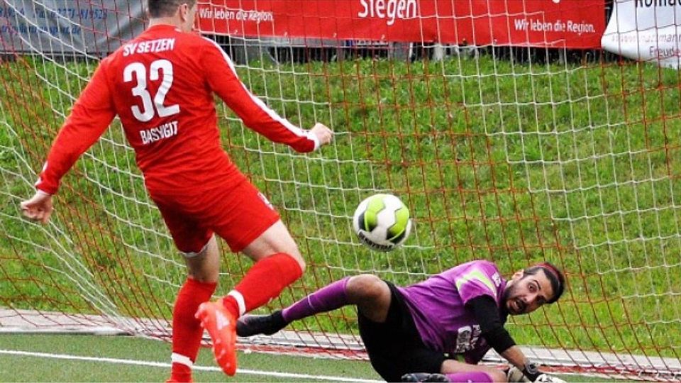 Durch zwei Tore von Bayram Basyigit (rotes Trikot) gewann der SV Setzen das Turnier um den Krombacher-Cup vor eigenem Publikum in der Verlängerung mit 4:2 gegen den stark aufspielenden FC Kreuztal. Foto: hajo