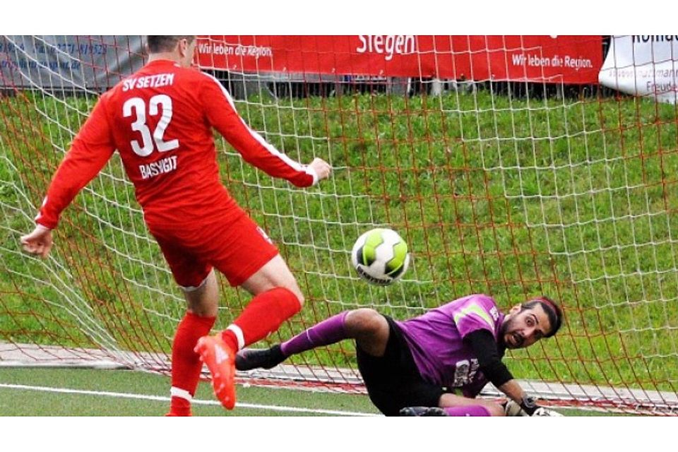 Durch zwei Tore von Bayram Basyigit (rotes Trikot) gewann der SV Setzen das Turnier um den Krombacher-Cup vor eigenem Publikum in der Verlängerung mit 4:2 gegen den stark aufspielenden FC Kreuztal. Foto: hajo
