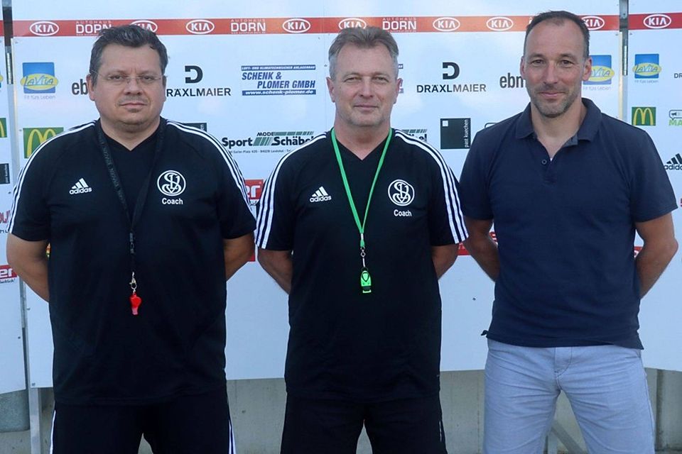 Landshuts NLZ-Leiter Willi Loebenbrück (rechts) präsentierte mit Cheftrainer Dan Manaila (Mitte) und seinem Assistenten Adrian Busu (links) die neuen Übungsleiter des U19 Nachwuchses der SpVgg Landshut