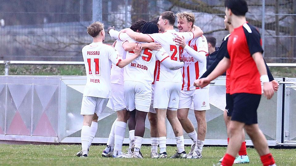 Mit einem verdienten 4:0-Sieg bei Kosova Regensburg setzt der 1. FC Passau ein Zeichen, um das Fernziel Klassenerhalt zu erreichen.