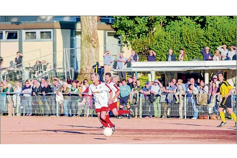 Gelernt ist gelernt: Wolfgang Overath und seine Allstars glänzen beim Spiel gegen die Hertha-Auswahl mit filigraner Technik. FOTO: KOHLS