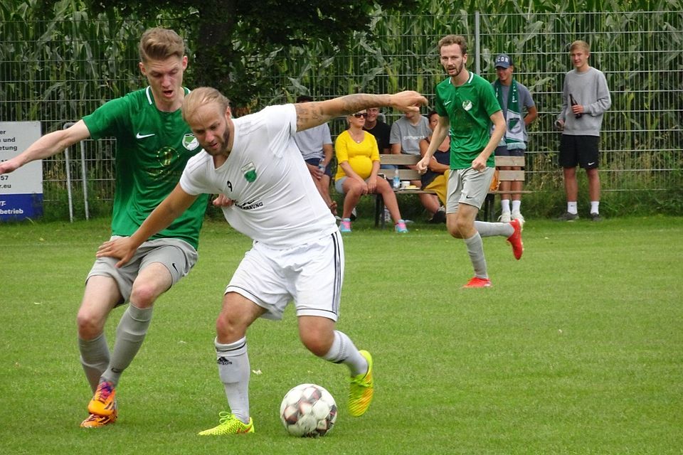 Bissig: Mit einer starken Defensivleistung sorgte der TSV (hier Ludwig Böhme) dafür, dass Penzbergs Topscorer Johannes Huber eine unauffällige Partie spielte. Bissig: Mit einer starken Defensivleistung sorgte der TSV (hier Ludwig Böhme) dafür, dass Penzbergs Topscorer Johannes Huber eine unauffällige Partie spielte.