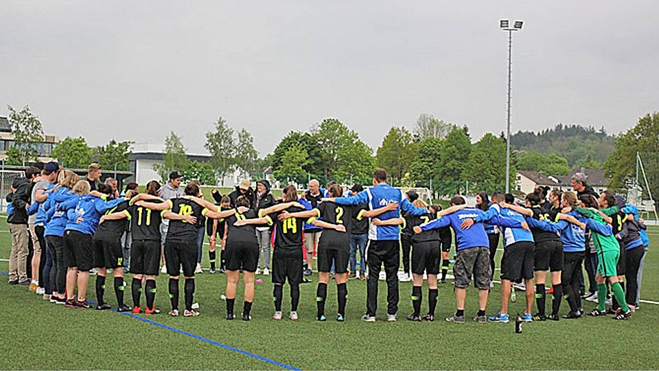 Ihren Zusammenhalt demonstrierten die Frauen des SC Biberbach während der gesamten Saison 2018/19 und schafften als Aufsteiger den Durchmarsch in die Landesliga.  Foto: SC Biberbach