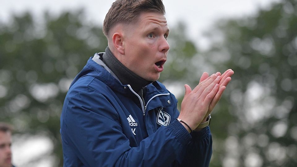Trainer Kevin Kröger ist nach der 0:2-Niederlage seines VfB Schloß Holte in Detmold enttäuscht. 