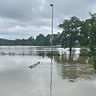 Der Fußballplatz des SV Weichs steht unter Wasser.