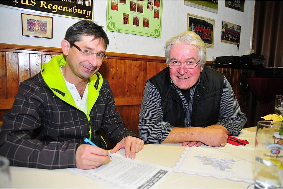 Der neue Coach Robert Mühlbauer (li) bei der Vertragsunterzeichnung mit TuS-Präsident Anton Zimmermann. Foto: Staudinger
