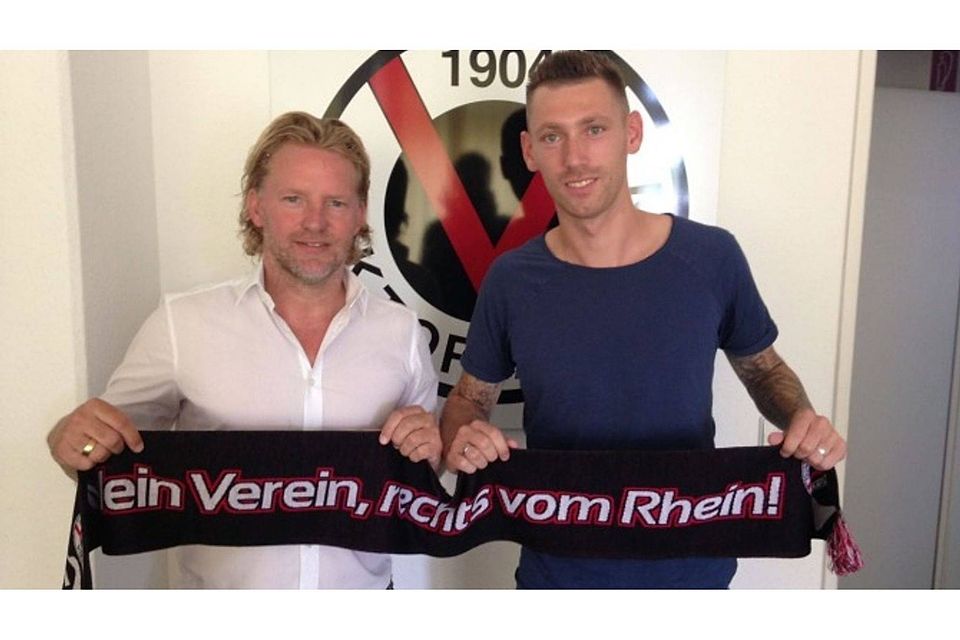 Zusammen mit dem Sportlichen Leiter Stephan Küsters präsentierte sich der Neuzugang Manuel Junglas (rechts) beim FC Viktoria Köln.