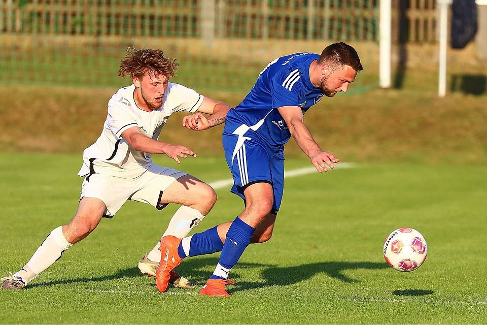Maximilian Feuerer (rechts) und der FC Oberhinkofen schicken den FC Pielenhofen-Adlersberg in die Kreisliga und wahren selbst ihre Aufstiegschance.