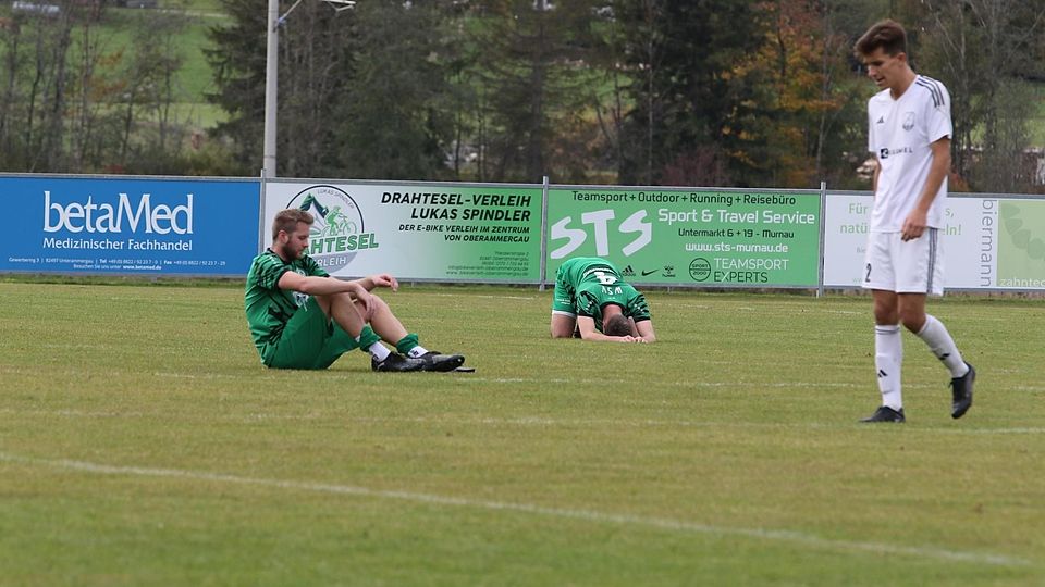 Enttäuschung pur: Trotz einer Leistungssteigerung sind die WSV-Spieler (v.l.) Stefan Wagner und Moritz Korntheuer nach der Niederlage gegen Waldram am Boden.