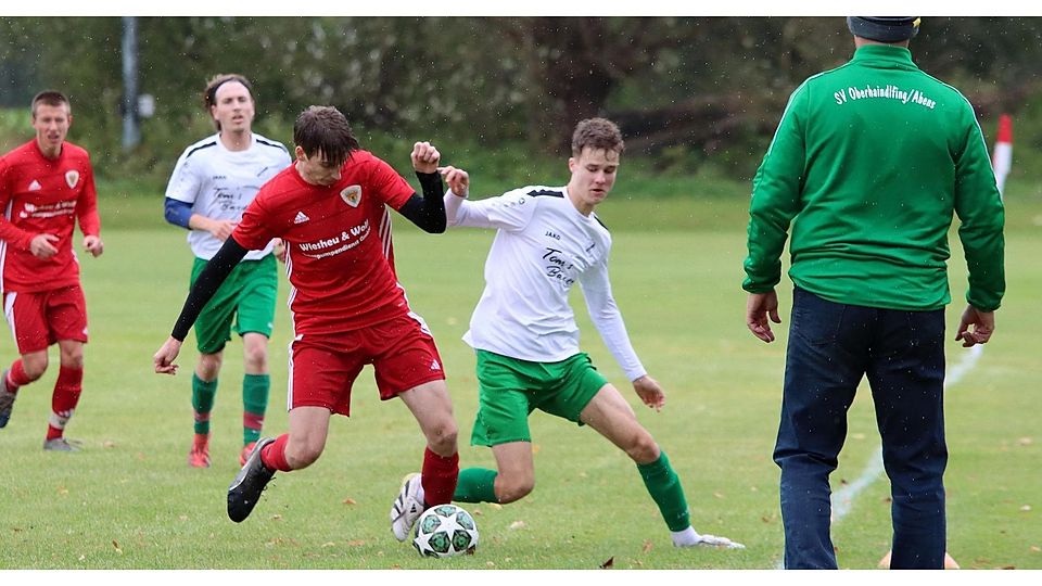 Treffen sich zwei Topteams: Die SpVgg Zolling um Simon Pflug (l.) und der SV Oberhaindlfing mit Stefan Betzenbichler (r.) sind zwei heiße Kandidaten für die Meisterschaft.