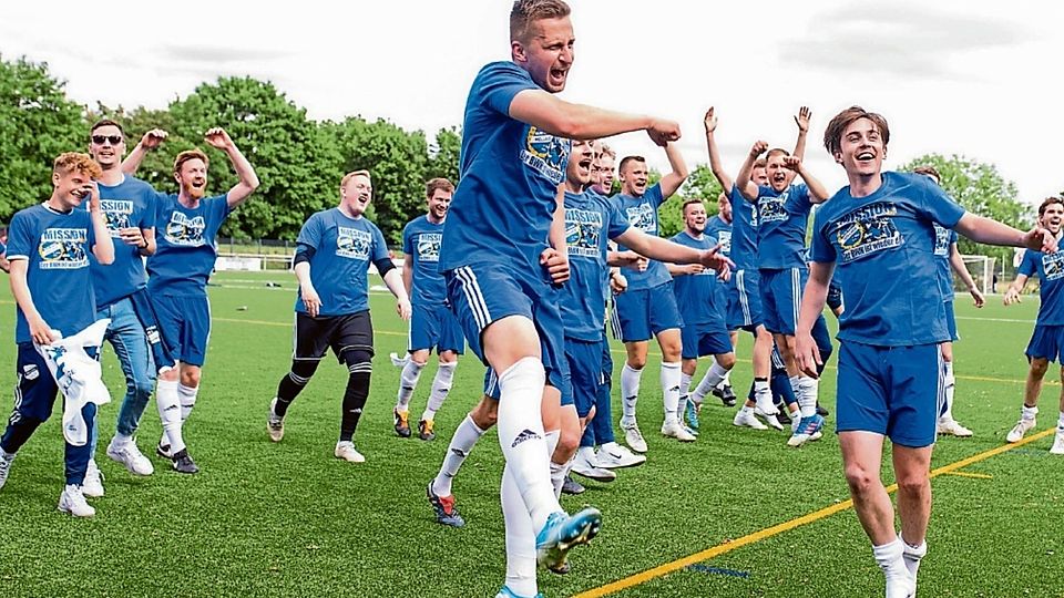 Ausgelassen jubelten die Hollager Spieler und Fans nach der gewonnenen Bezirksliga-Meisterschaft.
