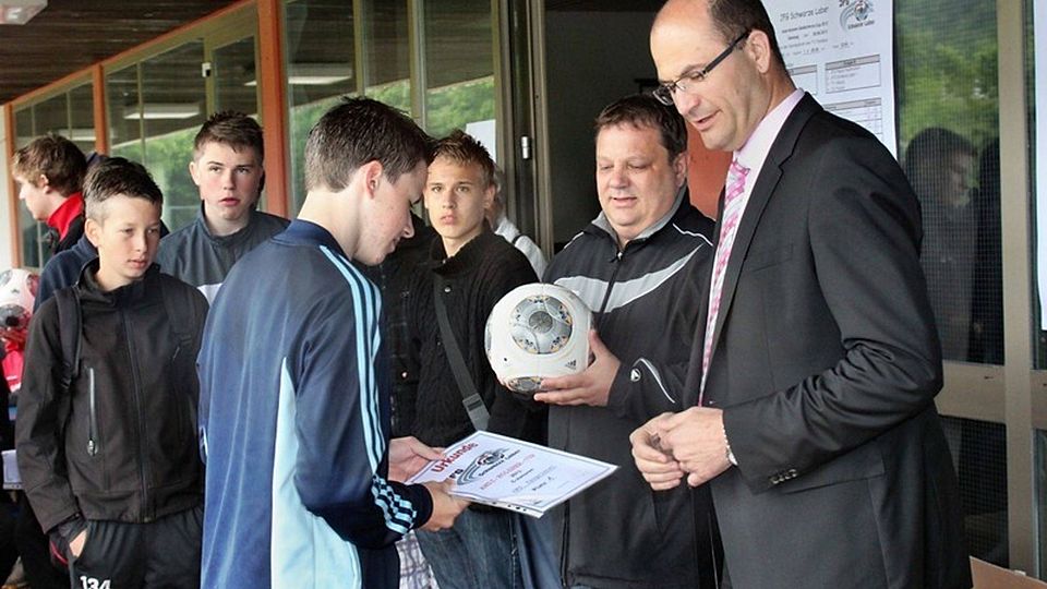 Albert Füracker überreichte gemeinsam mit Vorstand Bernhard Hierl allen Mannschaften eine Urkunde sowie einen von ihm gestifteten Spielball.  Foto privat