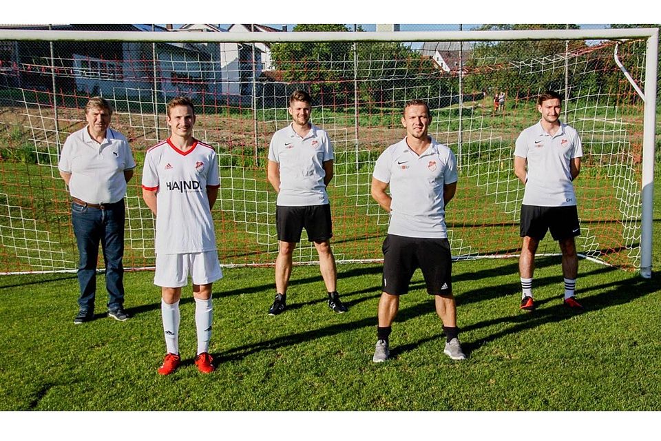 Die Verantwortlichen des FC Walkertshofen heißen Neuzugang Florian Hermann (zweiter von links) willkommen 