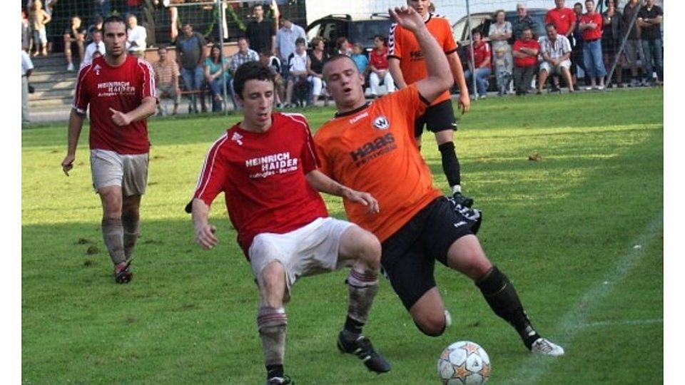 Christoph Artmeier im Duell mit einem Burghausener Profi!