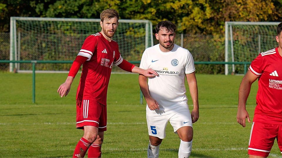 Der FC Anzing-Parsdorf (rot) kann sich wohl nur über die Relegation retten.