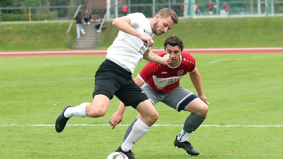 Fußball Saison 2024/25 TSV Peißenberg (in Weiß, hier Philipp Solleder) vs FC Wildsteig/Rottenbuch (hier Martin Hennebach)