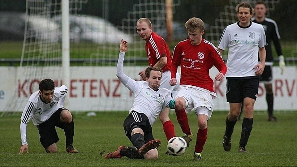 Mit den Top-Teams der Liga tat sich der TuS Bargstedt im bisherigen Saisonverlauf schwer. Im Hinspiel gegen den Eckernförder SV II gelang der Elf um Daniel Sachau (rotes Trikot/im Duell mit Kevin Mohr) immerhin ein 1:1. Foto: dve