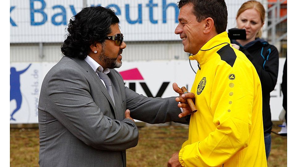 Das ist doch... Genau: Abi Atici. Der Sportfachverkäufer aus Bad Ditzenbach verdient sein Geld als Double der argentinischen Fußball-Legende Diego Armando Maradona. Der Doppelgänger war Überraschungsgast beim Eröffnungsspiel im Stadion und natürlich ein begehrter Gesprächspartner, auch für SpVgg-Trainer Dieter Kurth (rechts). Foto: Kolb F: Kolb