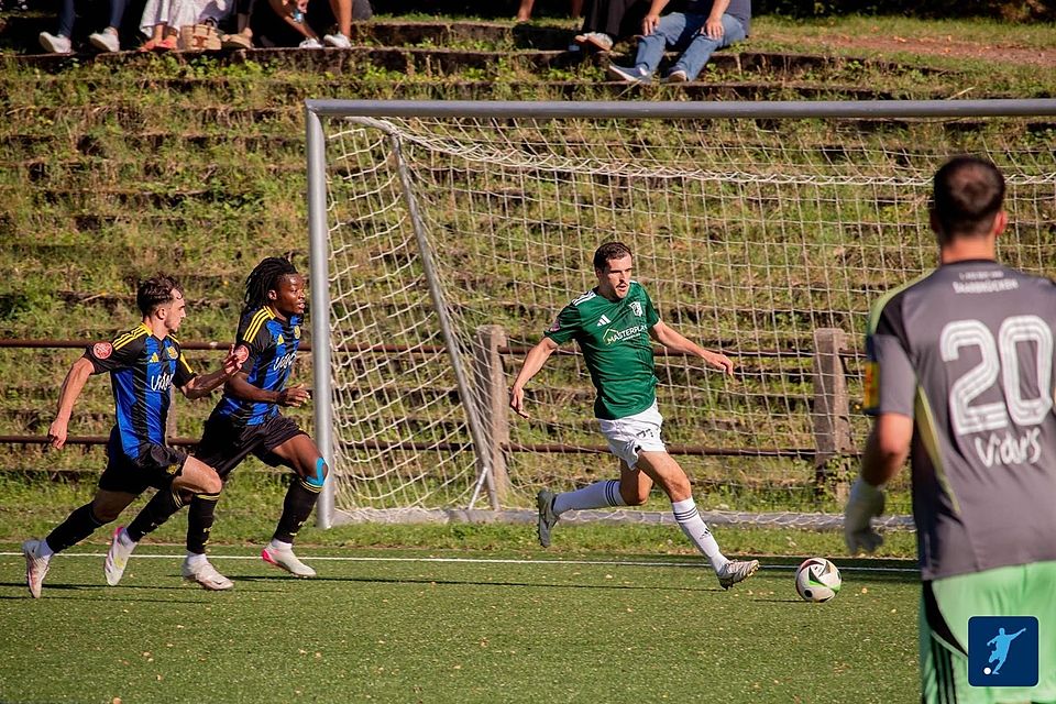 Schwalbach gewann das Hinspiel in Saarbrücken durch Tore von Mathis (2) und Eisenbarth