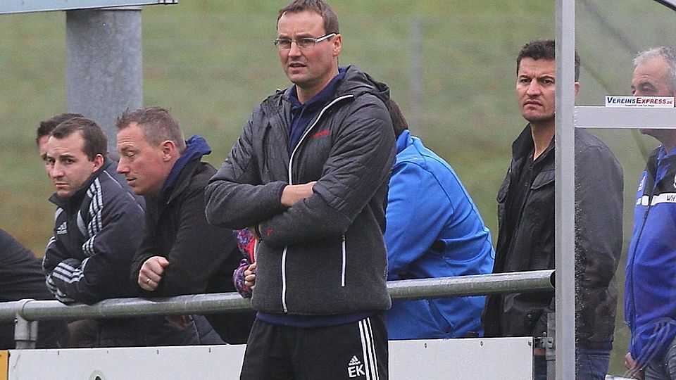 Hohenaus Trainer Klaus Eder (Bildmitte) zeigte sich nach der Niederlage in Neßlbach sehr enttäuscht F: Grübl
