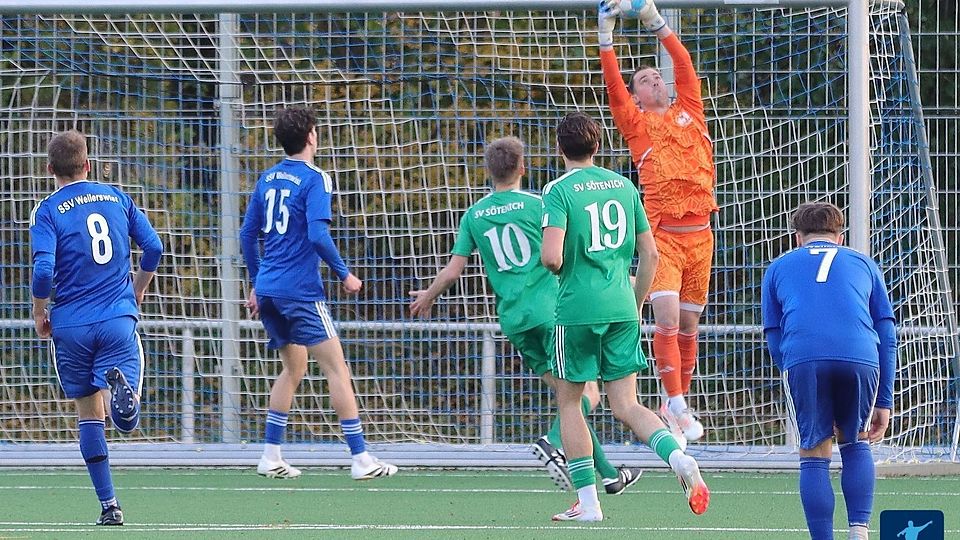 Hielt alle Bälle fest - Weilerswists Daniel Arndt (2.v.r.) spielte gegen Sötenich zu Null