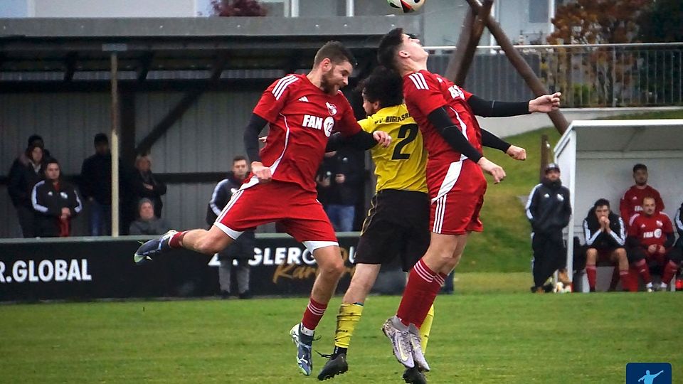 Mit dem SV Riglasreuth (in Gelb-Schwarz) räumte West-Spitzenreiter FC Dießfurt (in Rot) beim klaren 4:0 den nächsten Stein auf dem Weg in die Kreisliga aus dem Weg.