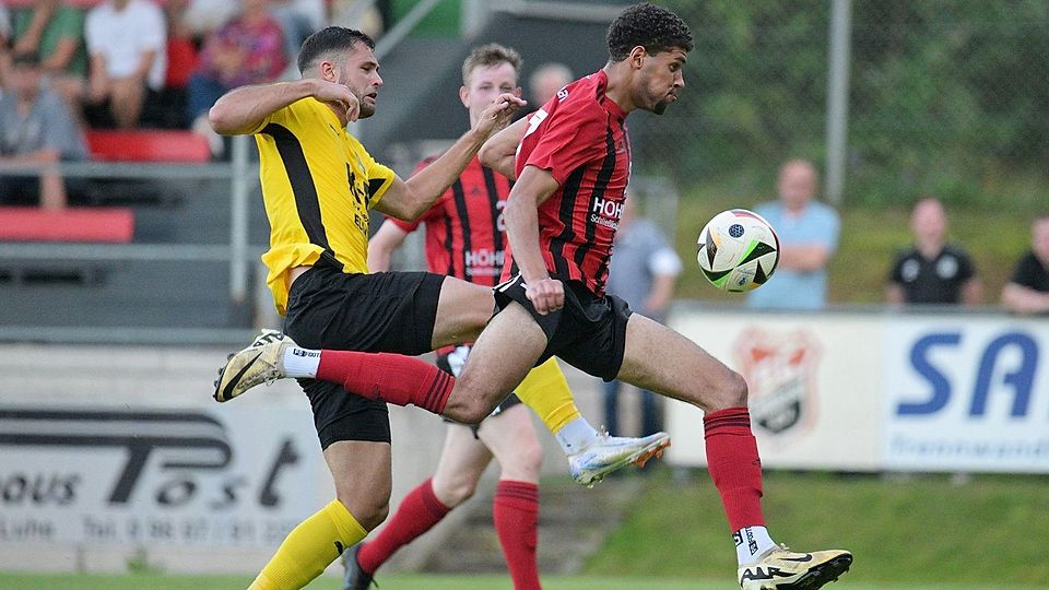 Jamal Dubois (rechts) und der SC Luhe-Wildenau wollen sich am FC Amberg für die Hinspiel-Niederlage revanchieren.